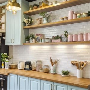 Căn bếp ấm cúng mang cảm hứng từ phong cách farmhouse cổ điển Mỹ được thiết kế trong một ngôi nhà cấp...