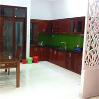 Thi công tủ bếp gỗ tự nhiên tại nhà chị Tuyết