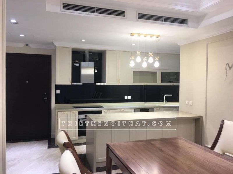 Mẫu phòng bếp nhẹ nhàng trang nhã với tông trắng chủ đạo làm nổi bật lên đường nét gỗ óc chó cao cấp